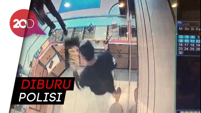 Rekaman CCTV Perampok Bersenpi Gondol 6 Kg Emas di Tangerang