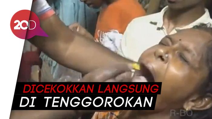 Tradisi Unik Telan Ikan Hidup di India