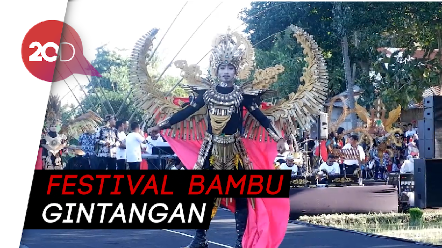 Aksi Model Berlenggak-lenggok dengan Kostum dari Bambu