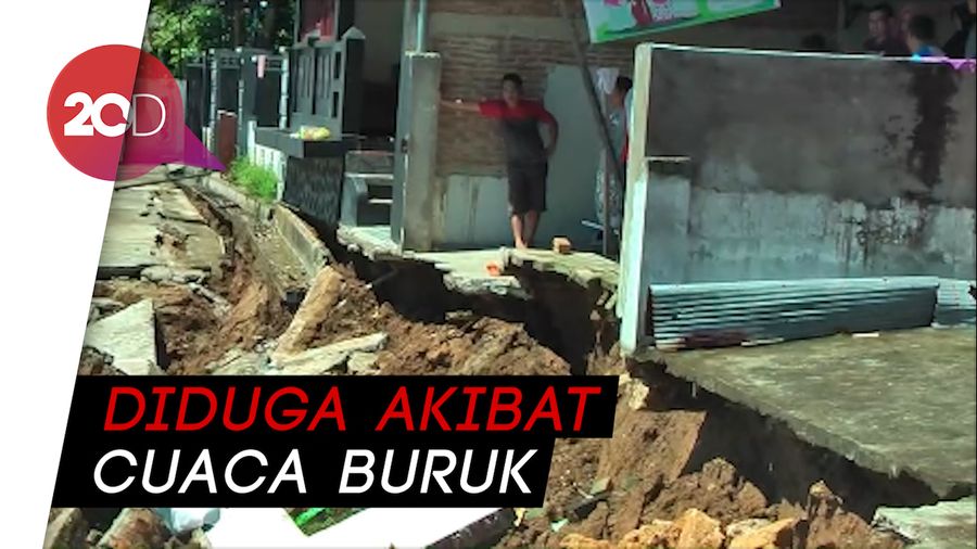  Belasan Halaman Rumah Warga Mamuju Tanahnya Tiba-tiba Amblas 