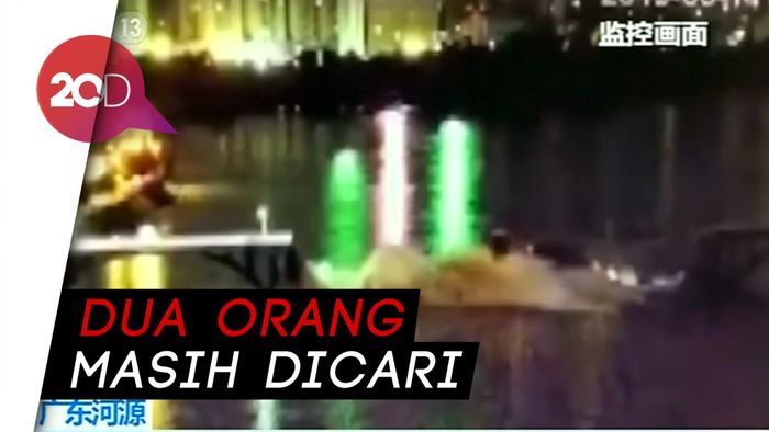 Jembatan Tiba-tiba Putus, Dua Kendaraan Sedang Melintas Hilang