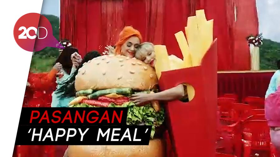 Cie! Taylor Swift dan Katy Perry Mesra di Video Musik YNTCD