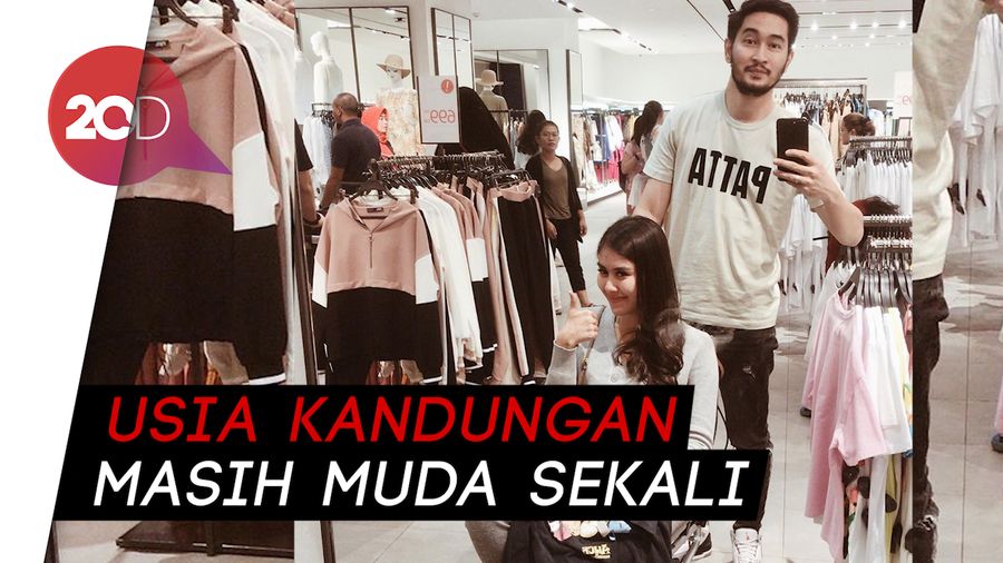 Syahnaz ke Mal Pakai Kursi Roda Agar Kandungannya Tetap Sehat