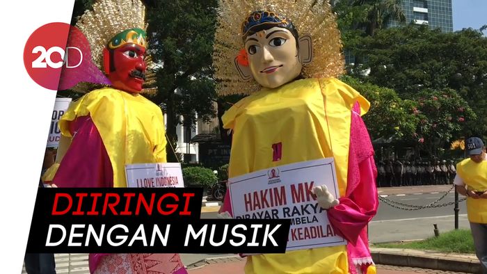 Kawal Sidang MK, Massa Berposter Bahasa Inggris Beraksi di Patung Kuda