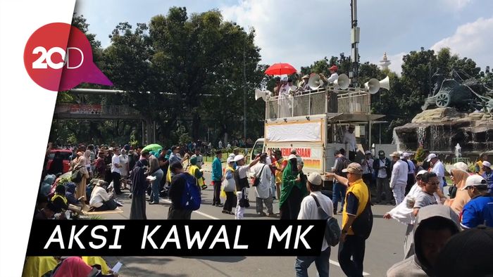 Massa Datang Lagi Kawal Sidang MK, Kali Ini Bawa Mobil Komando!