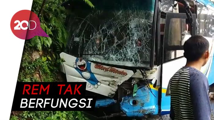 Detik-detik Bus Rem Blong di Tikungan Tajam, Kernet Nekat Loncat Keluar