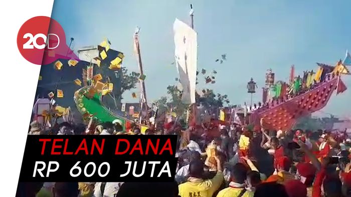 Kemeriahan Tradisi Bakar Tongkang di Bagansiapiapi