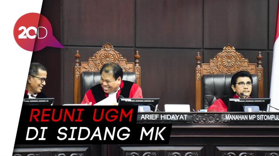 Momen Ketua MK Protes karena Tak Diakui sebagai Alumni UGM