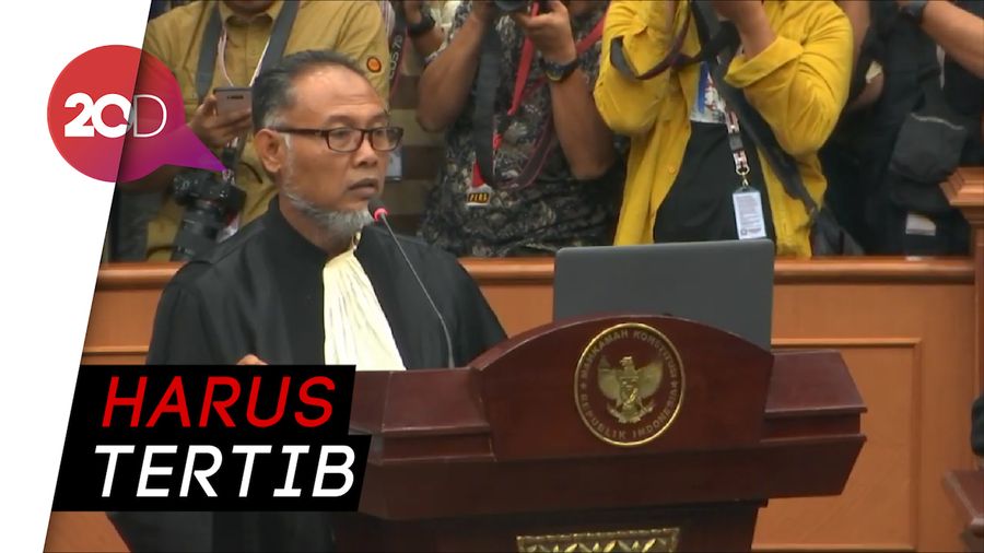 Saat BW Ditegur Hakim Karena Berdiri di Ruang Sidang