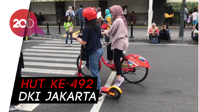 Asyiknya Sepedaan dan Main Skuter Gratis di Kawasan Bundaran HI