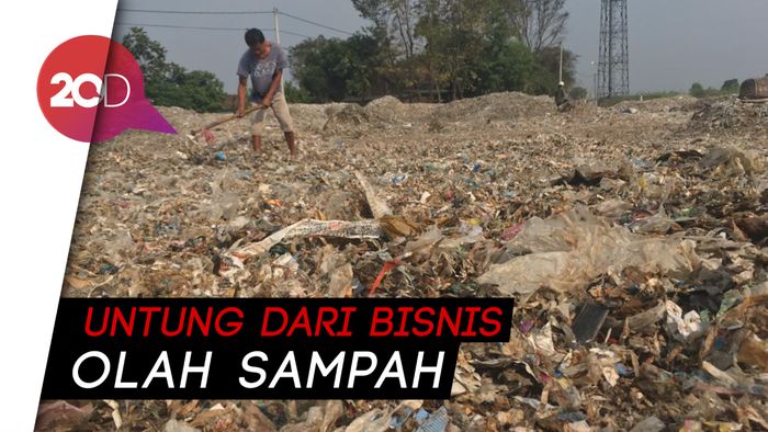 Mengais Rezeki dari Lautan Sampah Plastik