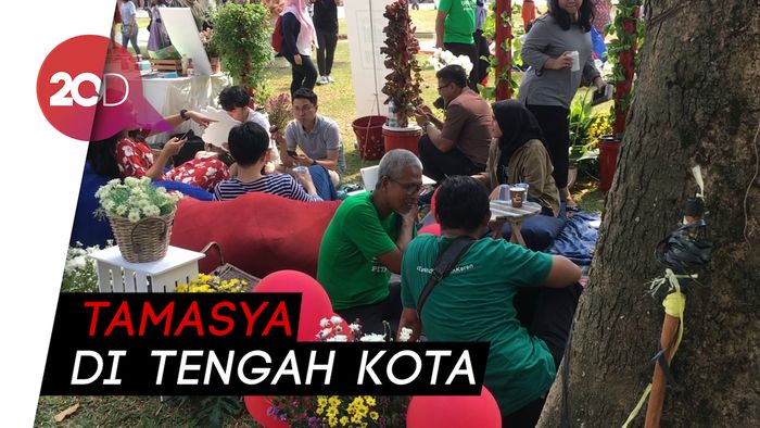 Piknik Santai Rayakan HUT Jakarta di Lapangan Banteng