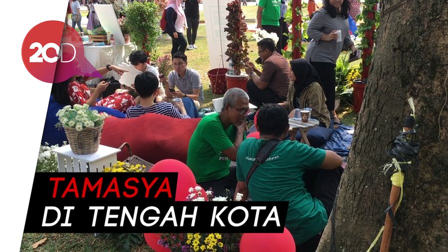 Piknik Santai Rayakan HUT Jakarta di Lapangan Banteng