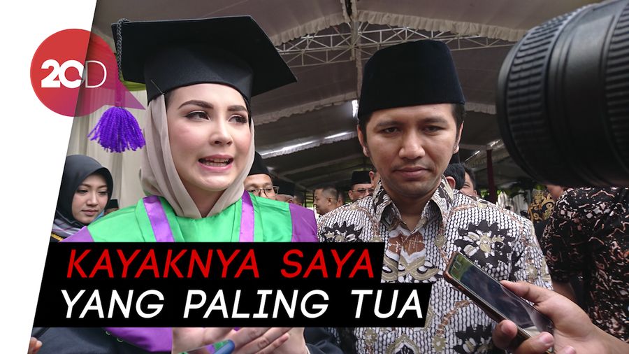 Wisuda Sarjana, Arumi Bachsin Senang Sekaligus Malu