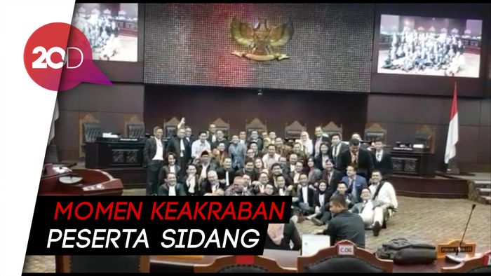 Sidang Usai, Tim Jokowi-Prabowo Foto Bareng dan Cairkan Suasana