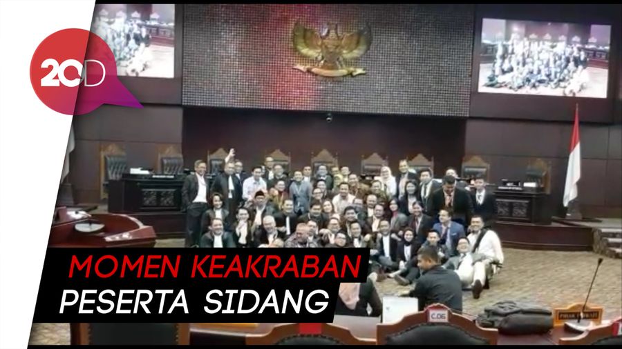 Sidang Usai, Tim Jokowi-Prabowo Foto Bareng dan Cairkan Suasana