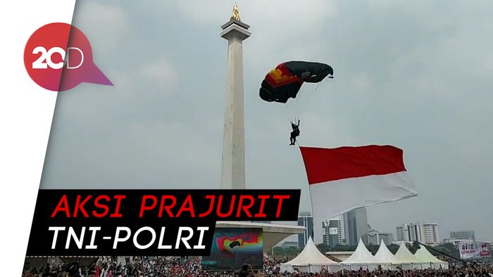 Atraksi Terjun Payung Meriahkan Festival Damai di Monas