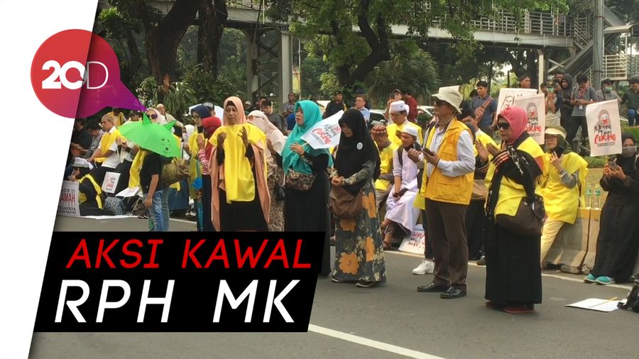 Massa Kuning-kuning Gelar Aksi Kawal MK di Kawasan Patung Kuda