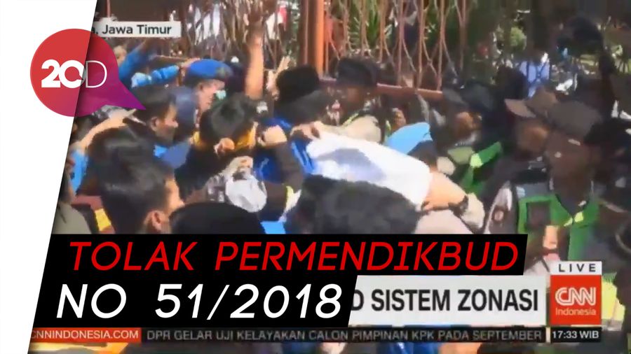 Suporter PSPS Nyalakan Flare Demo Pemprov Riau