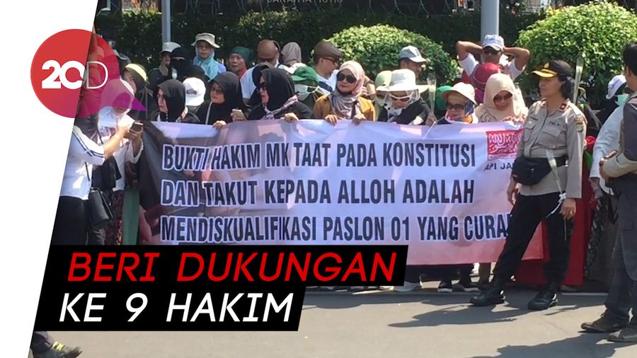 Massa Kawal MK Bagi-bagi Bunga hingga Makanan