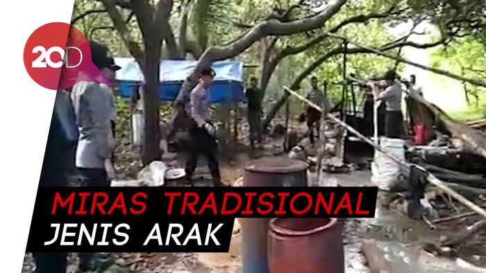 Polisi Gerebek Tempat Pembuatan Miras, Ribuan Liter Dimusnahkan