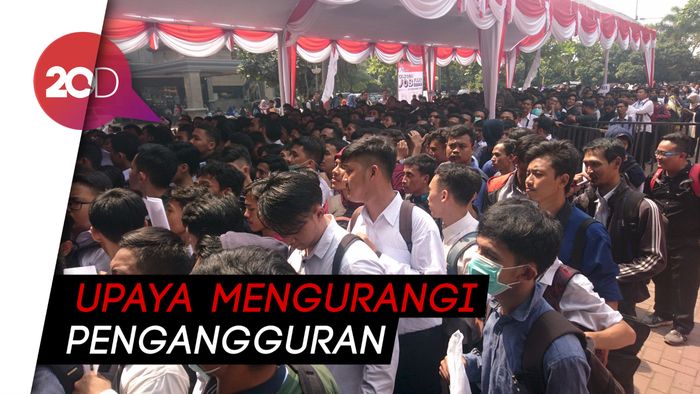 Antre Sejak Pagi, Pencari Kerja di Cilegon Membeludak