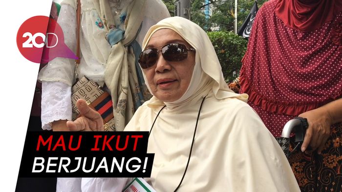 Berkursi Roda, Nenek Yuniar Ikut Berjuang di Aksi Kawal MK