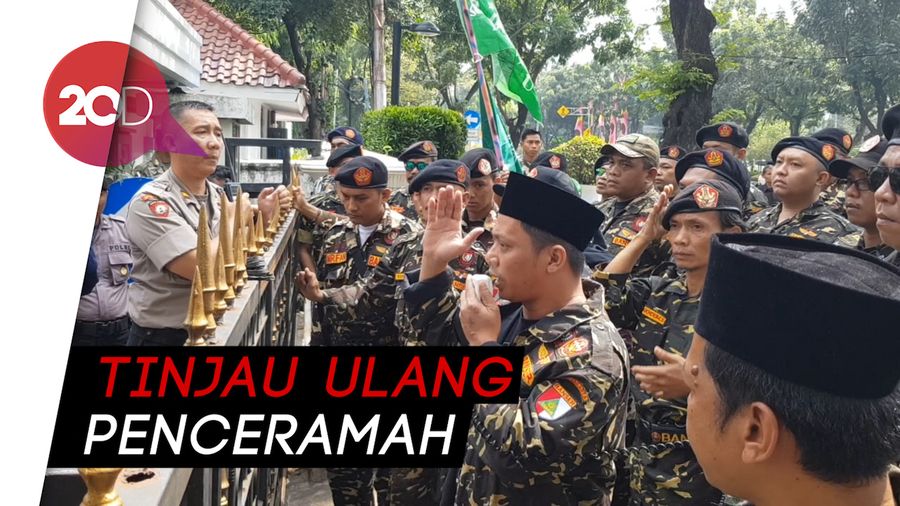 Ceramah Diprotes, Felix Siauw Keluar Lewat Pintu Belakang