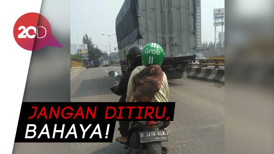 Duh! Ibu Ini Gendong Bayinya di Punggung Saat Naik Ojek