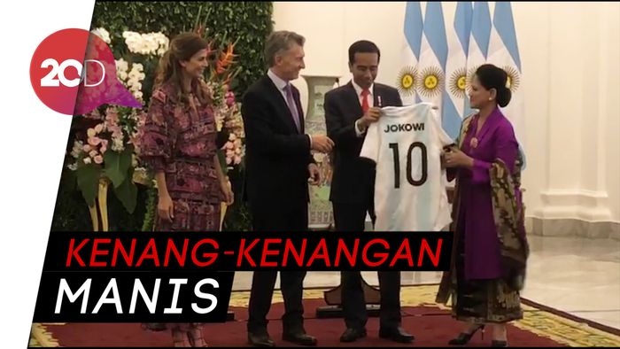 Layaknya Messi, Jokowi Dapat Jersey Nomor 10 dari Presiden Argentina