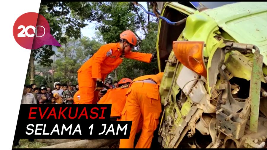 Dramatis! Video Evakuasi Sopir Truk yang Terguling di Cicalengka