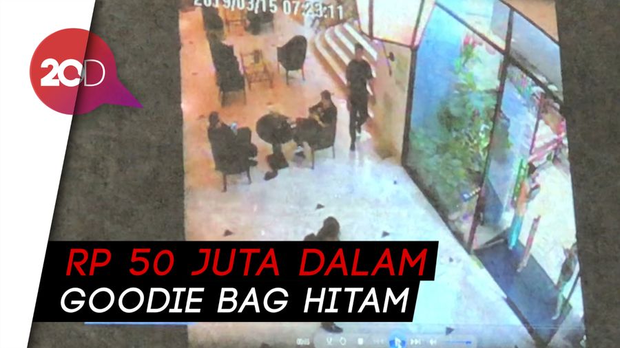 Detik-detik Ajudan Rommy Bawa Uang Suap Terekam CCTV