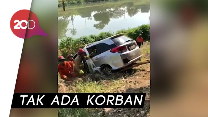 Diduga Sopir Ngantuk, Mobil Tercebur ke KBT Duren Sawit