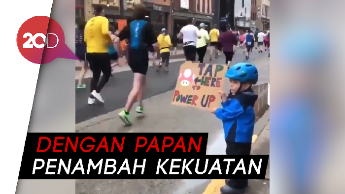 Gemas! Lihat Bocah Ini Beri Dukungan untuk Para Pelari
