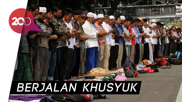 Massa Aksi Kawal MK Gelar Salat Zuhur Berjamaah