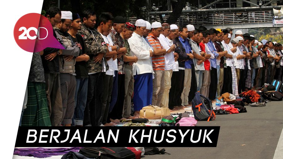 Massa Aksi Kawal MK Gelar Salat Zuhur Berjamaah