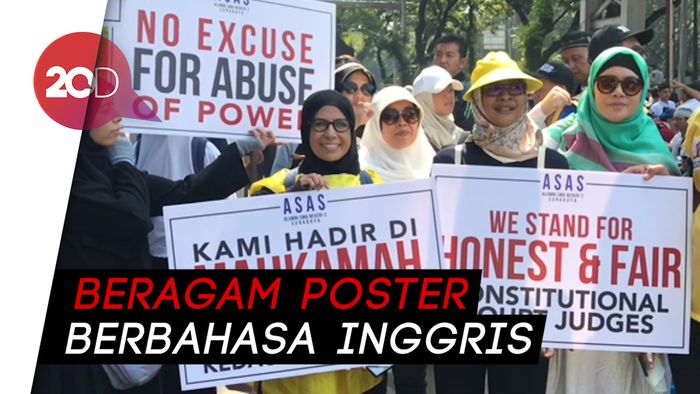 Massa Aksi Kawal MK yang Keinggris-inggrisan