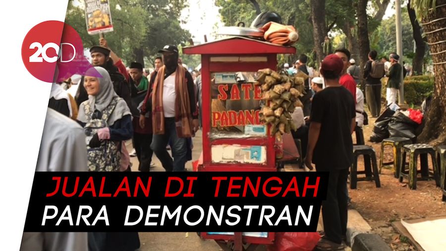 Mereka Mencari Rezeki di Tengah Aksi Kawal MK