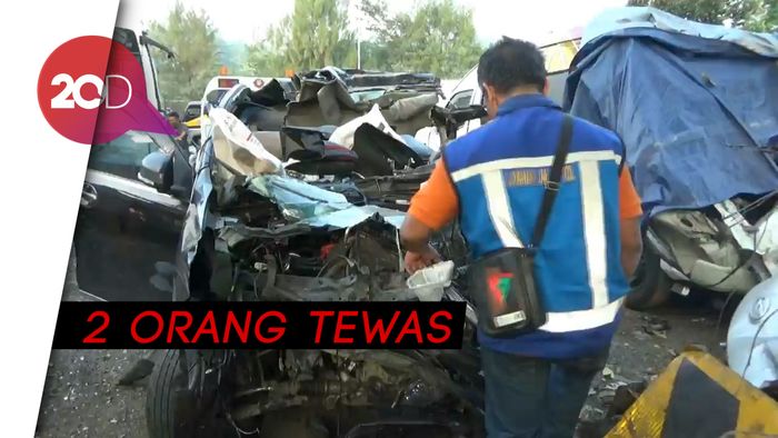 Minibus Ini Nyaris Tak Terbentuk Usai Tabrak Truk di Tol Cipularang