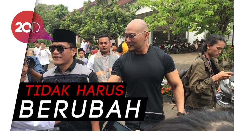 Salat Jumat Tak Pakai Koko, Deddy Corbuzier: Memang Harus?