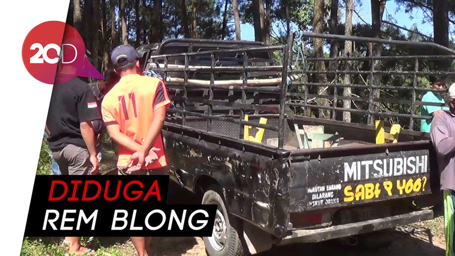 Pikap Sarat Penumpang Terguling di Trenggalek, 19 Orang Luka