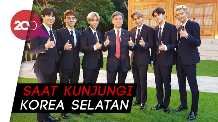 EXO Berikan Album Bertanda Tangan pada Donald Trump