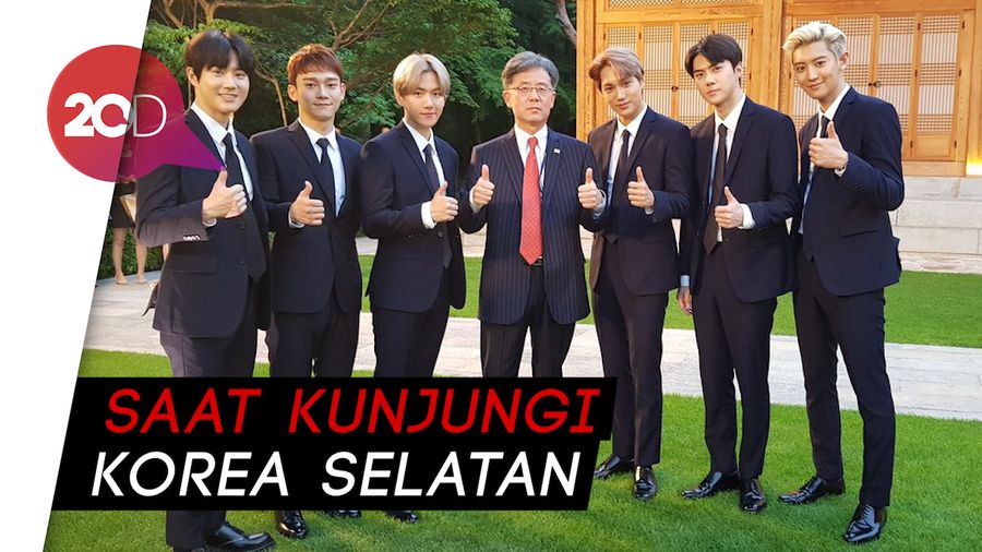 EXO Berikan Album Bertanda Tangan pada Donald Trump