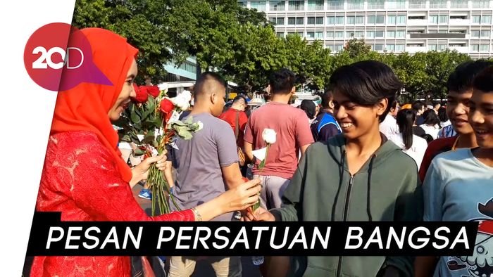 Syukuran Jokowi-Maruf, Relawan Bagikan 1.000 Tangkai Mawar di CFD