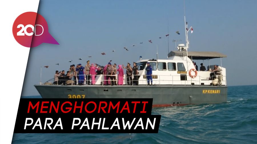 HUT ke-73 Bhayangkara, Polda Banten Tabur Bunga di Laut Merak