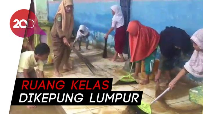 Hari Pertama Sekolah, Siswa di Konawe Bebersih Sekolah Terdampak Banjir
