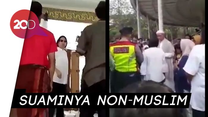 Pengurus Masjid Bantah Nikahkan Suami Wanita Pembawa Anjing