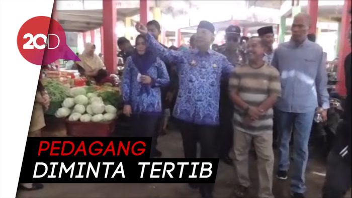 Sampah Menumpuk di Tengah Peresmian Pasar Wonomulyo Polman