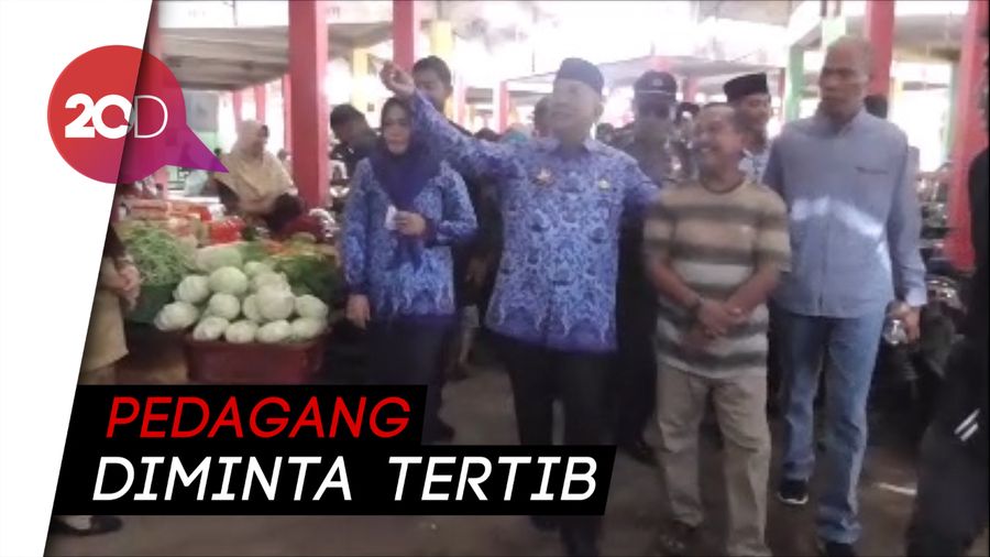 Sampah Menumpuk di Tengah Peresmian Pasar Wonomulyo Polman