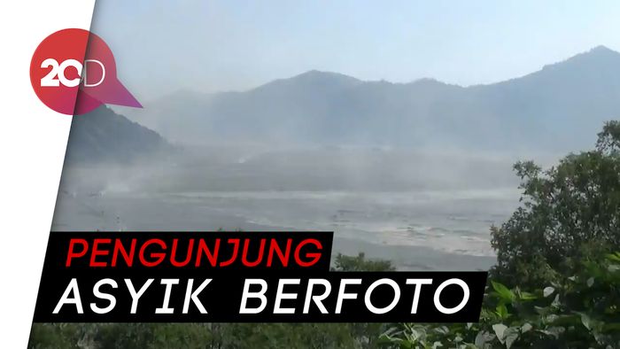 Badai Pasir di Kawasan Gunung Bromo Dianggap Membawa Berkah